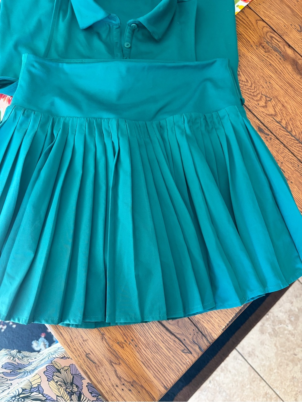Sleeveless Polo with Pleated Hem skort pretty emerald green - Picture 2 of 4